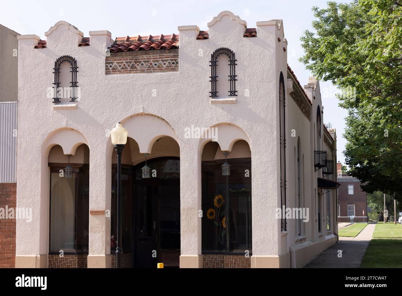 Arkansas City, Kansas, USA - 22. Juni 2023: Der Verkehr führt durch die Summit Street im Herzen der historischen Innenstadt von Ark City. Stockfoto