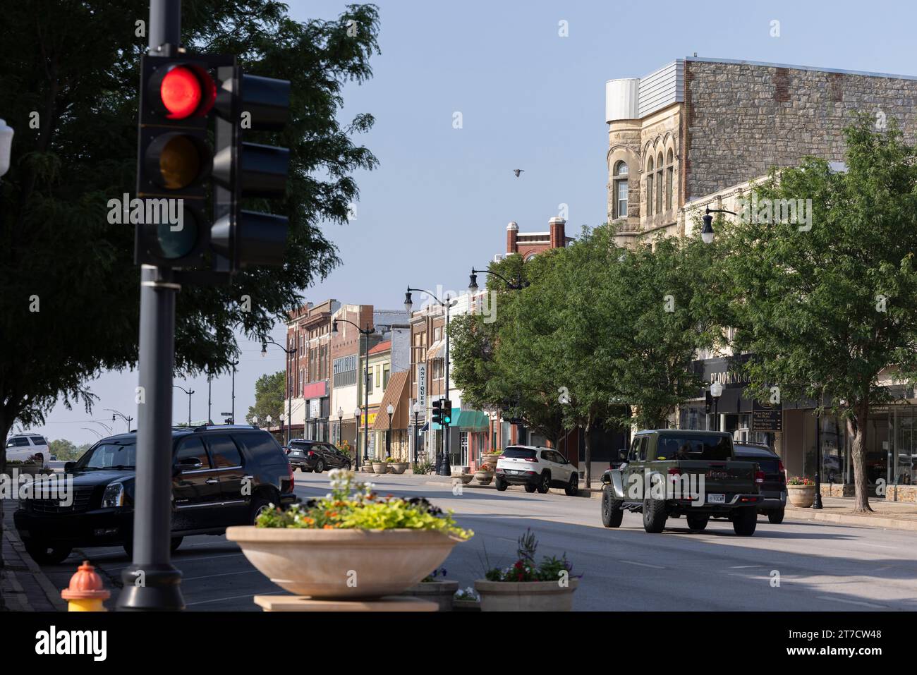 Arkansas City, Kansas, USA - 22. Juni 2023: Der Verkehr führt durch die Summit Street im Herzen der historischen Innenstadt von Ark City. Stockfoto