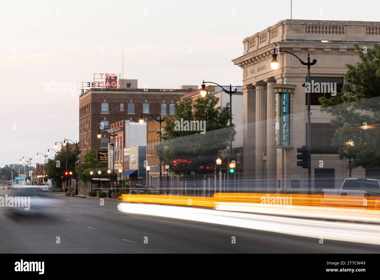 Arkansas City, Kansas, USA - 22. Juni 2023: Der Verkehr führt durch die Summit Street im Herzen der historischen Innenstadt von Ark City. Stockfoto