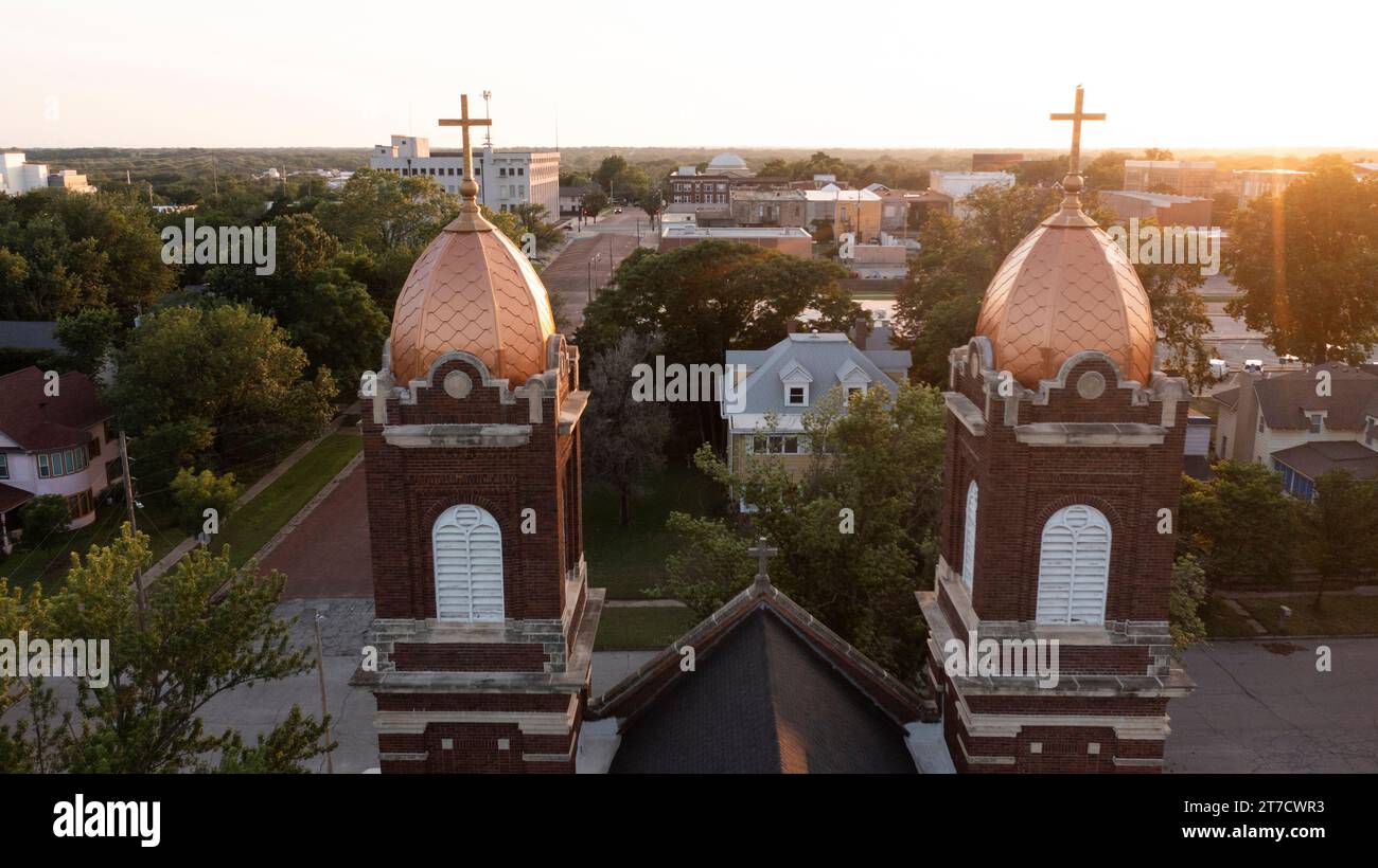 Blick auf eine historische Kirche im Zentrum von Arkansas City, Kansas, USA. Stockfoto