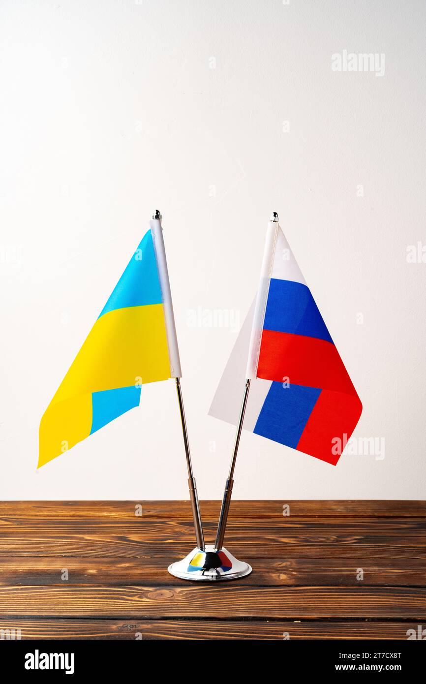 Kleine Fahnen Russlands und der Ukraine auf Fahnenmasten Stockfoto
