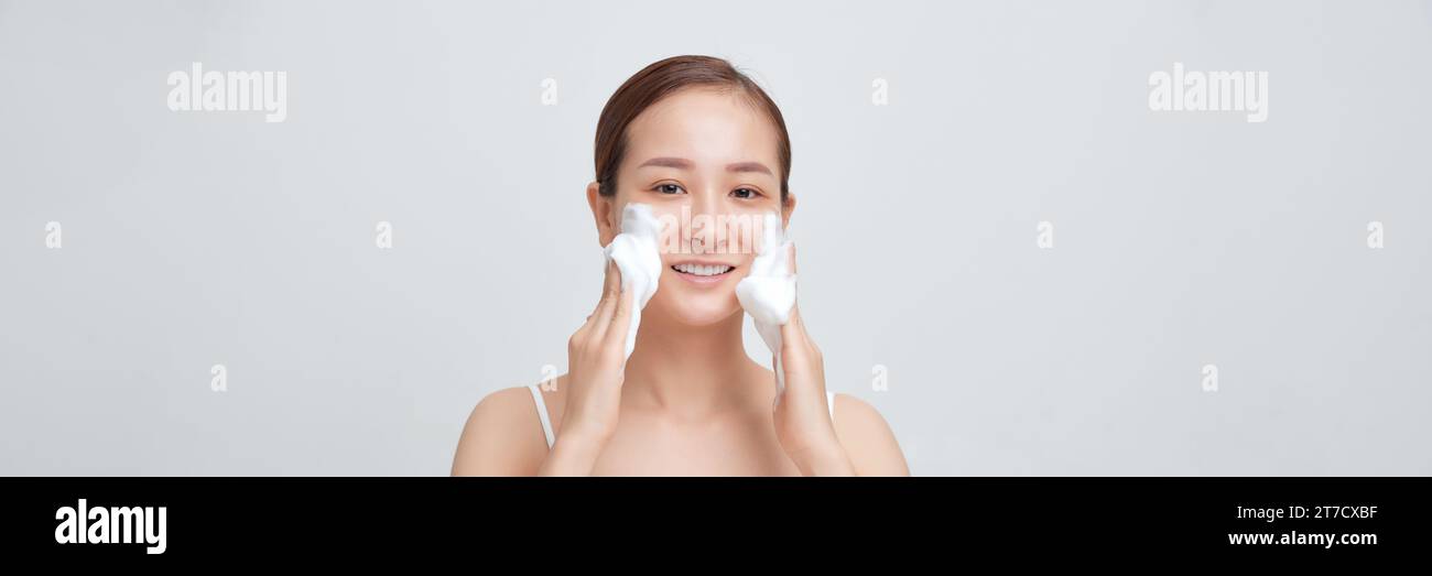 Banner der lächelnden jungen Frau, die Schaumgesicht mit natürlichem Schaumgel wäscht Stockfoto