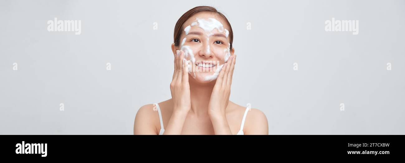 Frau Seife Gesicht saubere Haut Schönheit weibliches Konzept. Panorama Stockfoto