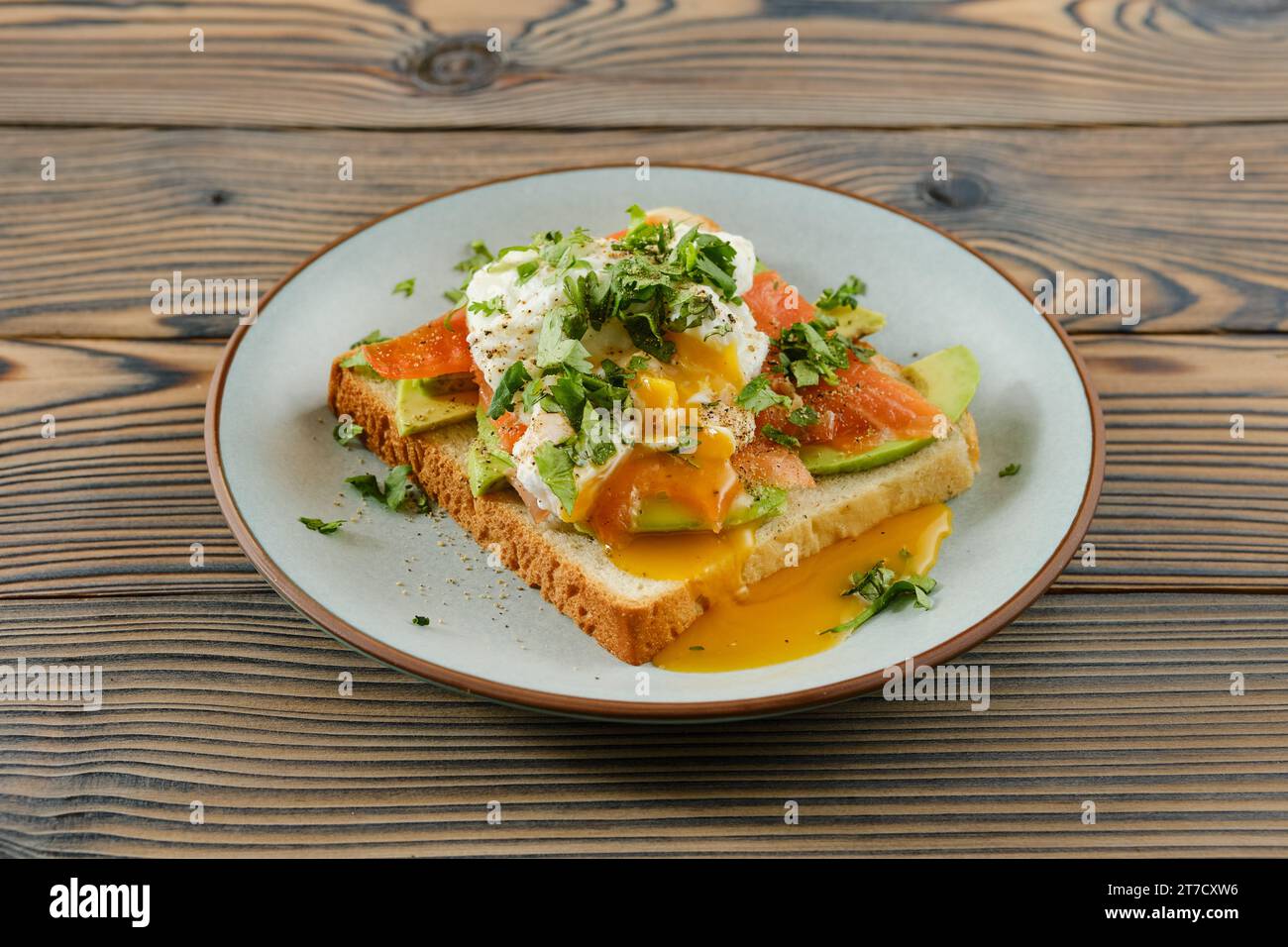 Sandwich mit salziger Forelle und pochiertem Ei Stockfoto