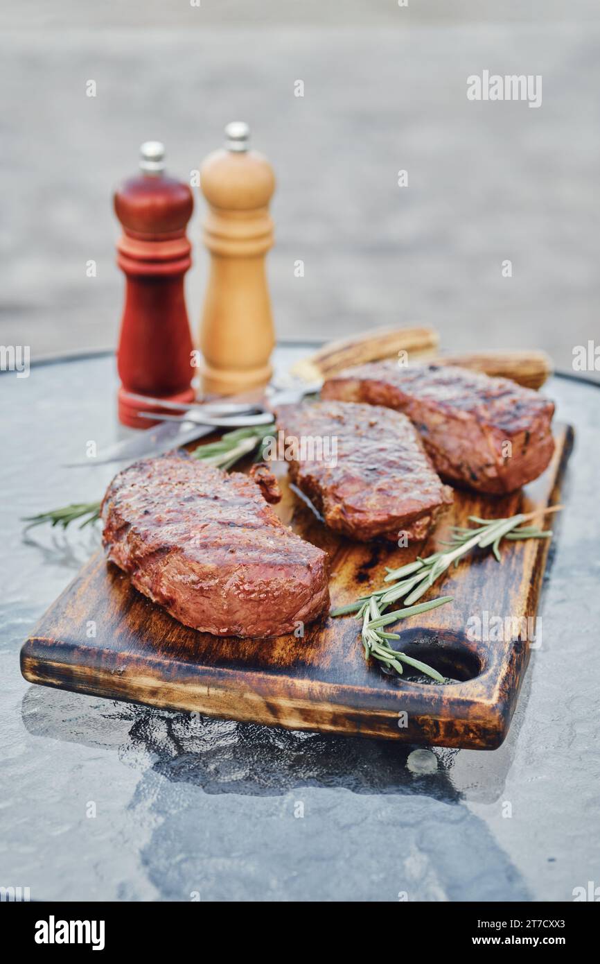 Gegrillte New York Strip Steaks im Freien Stockfoto