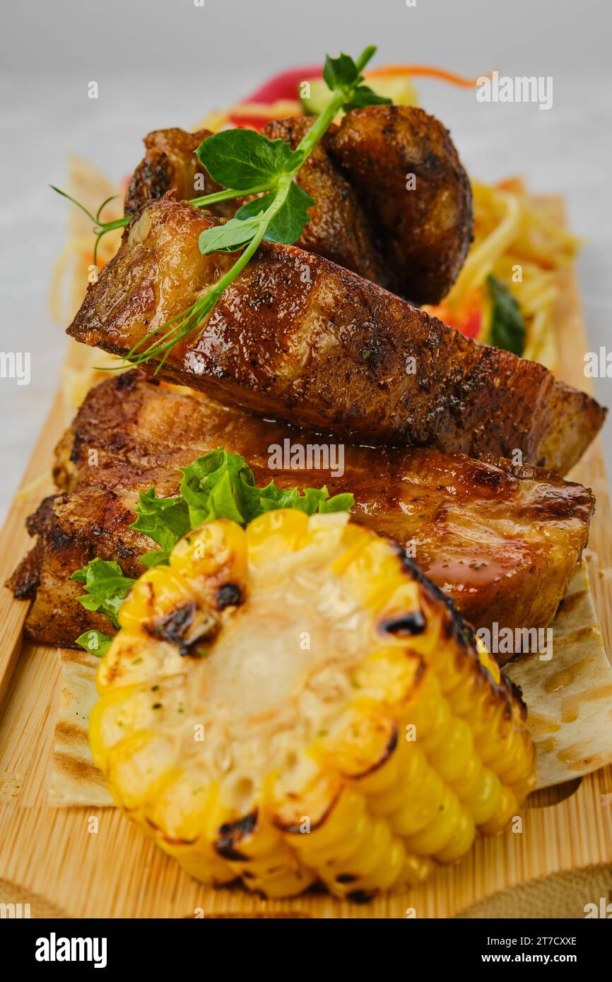 Gegrillte Rinderrippchen mit Beilage (Foto mit selektivem Fokus) Stockfoto