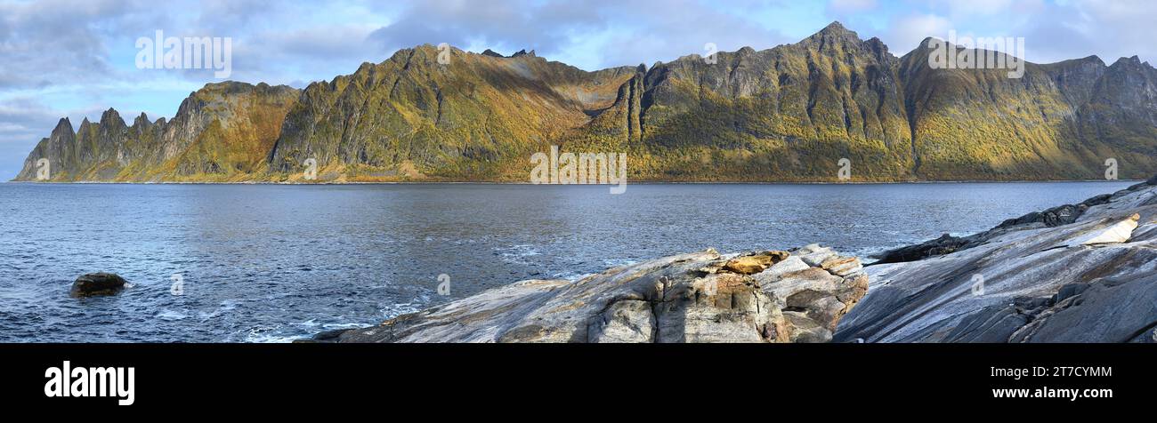 Wunderschönes Panorama mit Gipfeln Teufelszähnen und Meer auf der Insel Senja in Norwegen Stockfoto