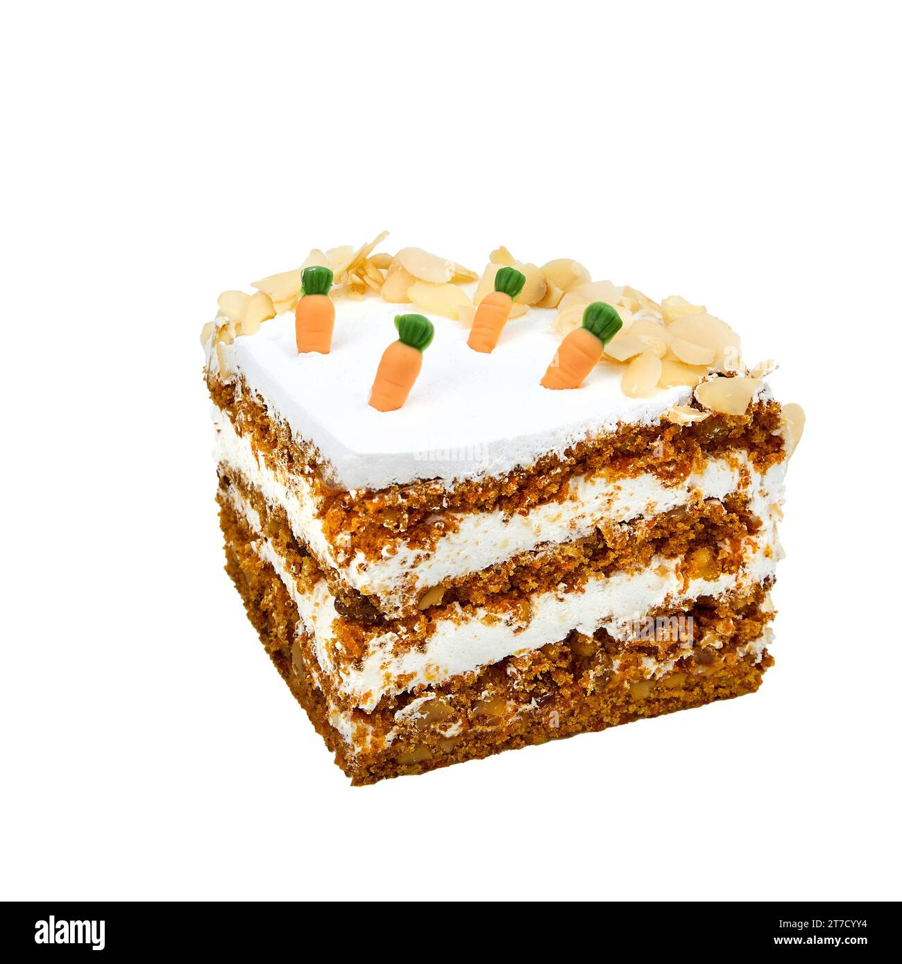 Ein Stück Karottenkuchen mit Orangenschale, Walnüssen, Rosinen, Quark Creme isoliert auf weiß Stockfoto