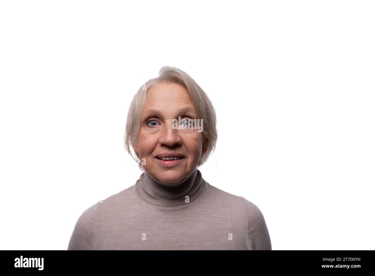 65 Jahre alte europäische reife Frau mit kurzen Haaren auf weißem Hintergrund Stockfoto