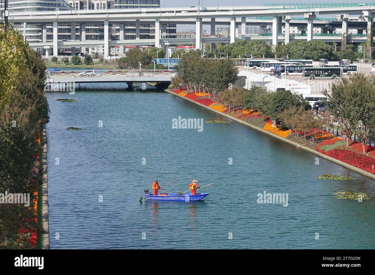 SHANGHAI, CHINA - 5. NOVEMBER 2023 - Sanitärangestellte paddeln mit einem Boot, um einen Fluss im Xiaolai Hafen im Bezirk Qingpu, Shanghai, 5. November 2023 zu reinigen. Stockfoto