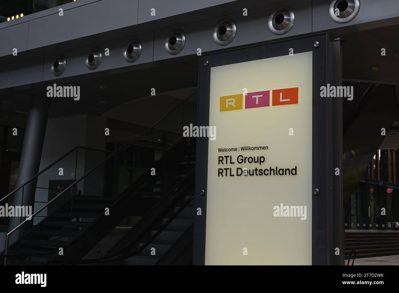 Köln, Deutschland. November 2023. Lettering Logo von RTL Television, RTL Group und RTL Deutschland, einem internationalen Medienunternehmen, das Familie mit deutschsprachigen privaten Kanälen der RTL Group mit Sitz in Köln ausstrahlt Credit: Horst Galuschka/dpa/Horst Galuschka dpa/Alamy Live News Stockfoto