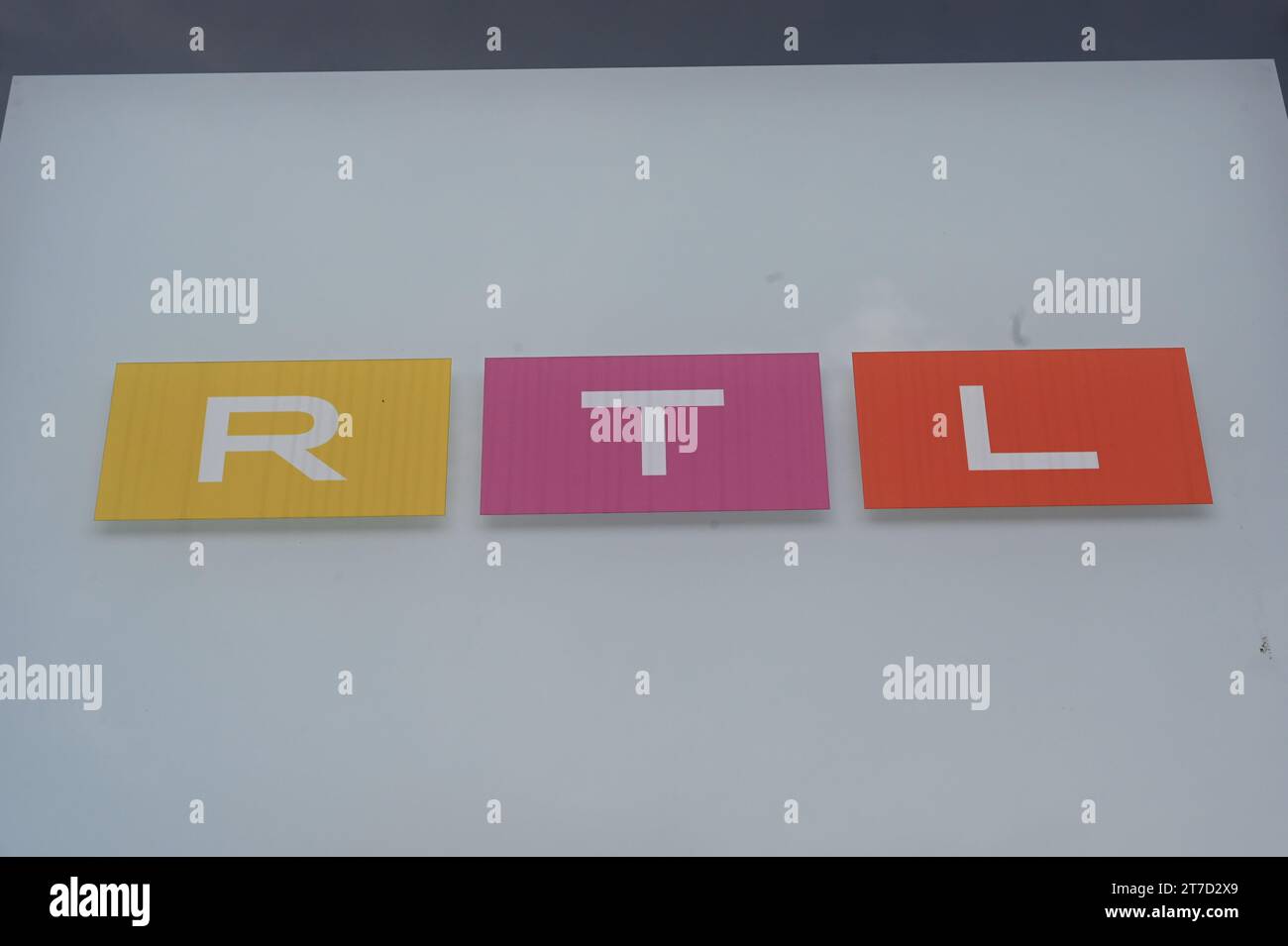 Köln, Deutschland. November 2023. Lettering Logo von RTL Television, RTL Group und RTL Deutschland, einem internationalen Medienunternehmen, das Familie mit deutschsprachigen privaten Kanälen der RTL Group mit Sitz in Köln ausstrahlt Credit: Horst Galuschka/dpa/Horst Galuschka dpa/Alamy Live News Stockfoto