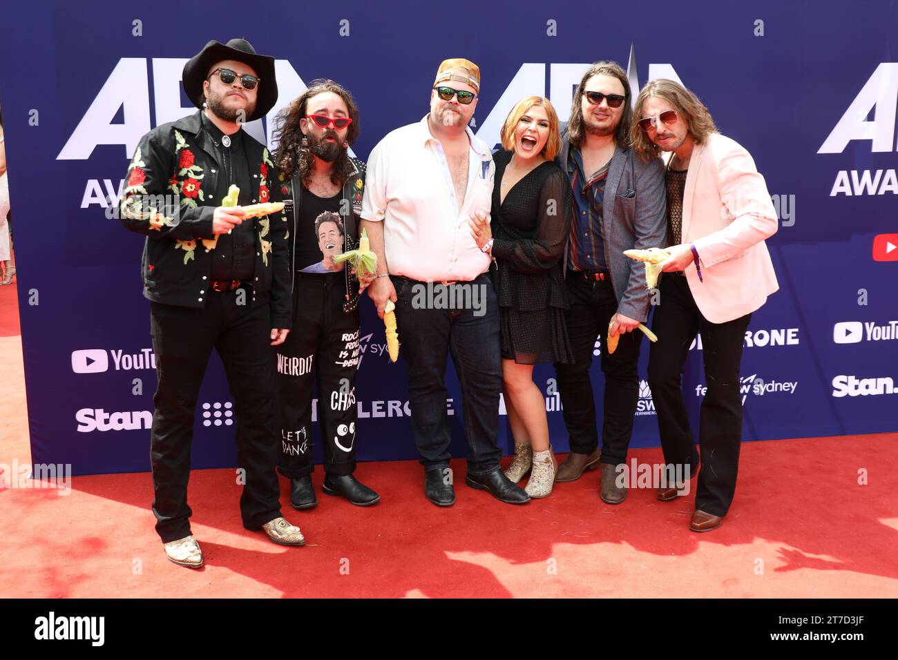 Sydney, Australien. November 2023. James Edge, Jessie O’Neill, Brad Cox, Sammy White, Jono Burgess und Hunter Beasley nehmen an den ARIA (Australian Record Industry Association) Awards 2023 im Hordern Pavilion Teil. Richard Milnes/Alamy Live News Stockfoto