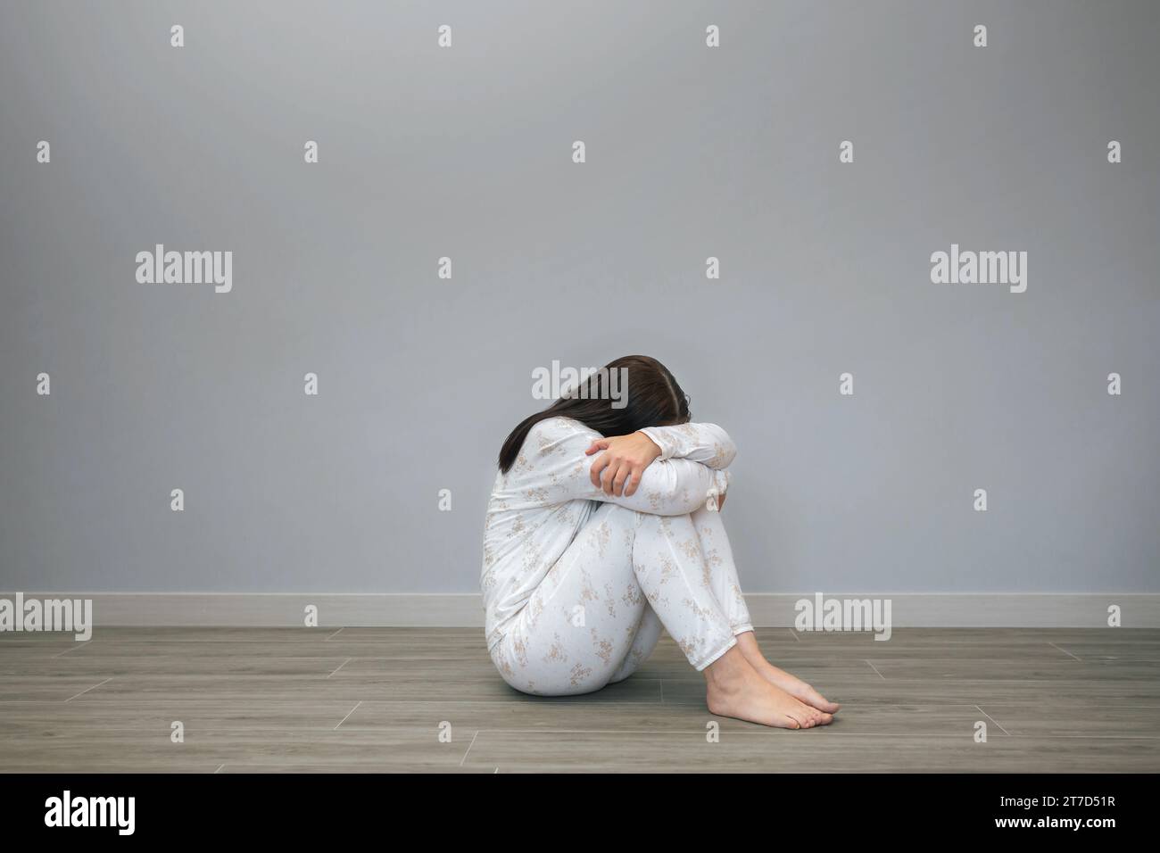 Frau mit psychischen Störungen und Selbstmordgedanken, die weint Stockfoto