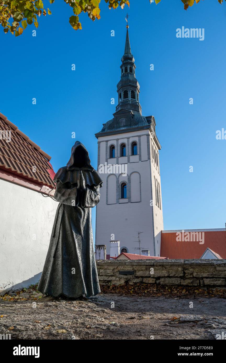 Mönchsstatue in der Altstadt von Tallinn im dänischen Königsgarten Stockfoto