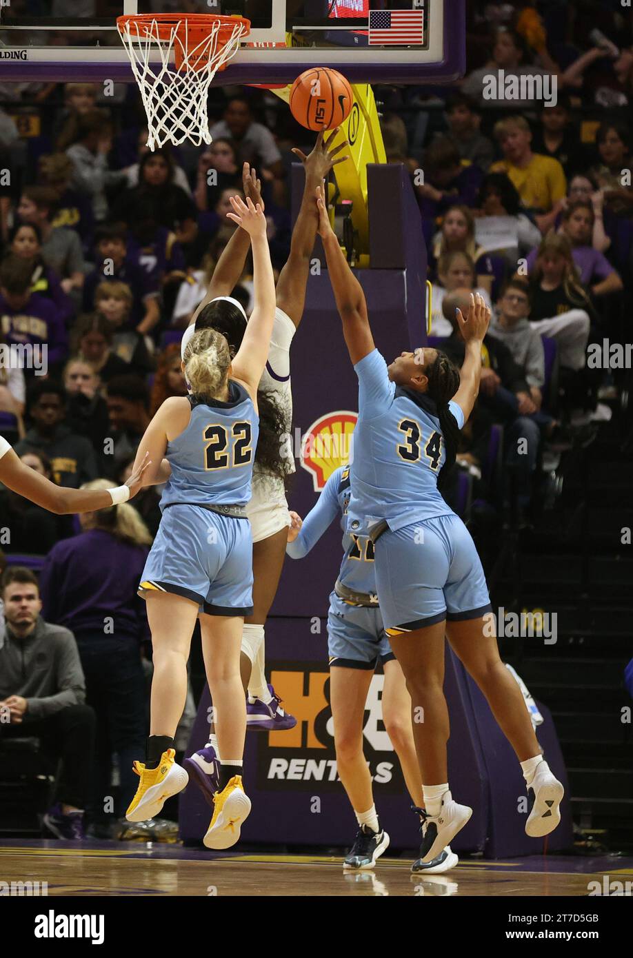 Baton Rouge, USA. November 2023. Die LSU Lady Tigers-Wärterin Aneesah Morrow (24) schießt am Dienstag, den 14. November 2023, im Pete Maravich Assembly Center in Baton Rouge, Louisiana, einen Layup gegen ein Trio von Kent State Golden Flashes-Verteidigern. (Foto: Peter G. Forest/SIPA USA) Credit: SIPA USA/Alamy Live News Stockfoto