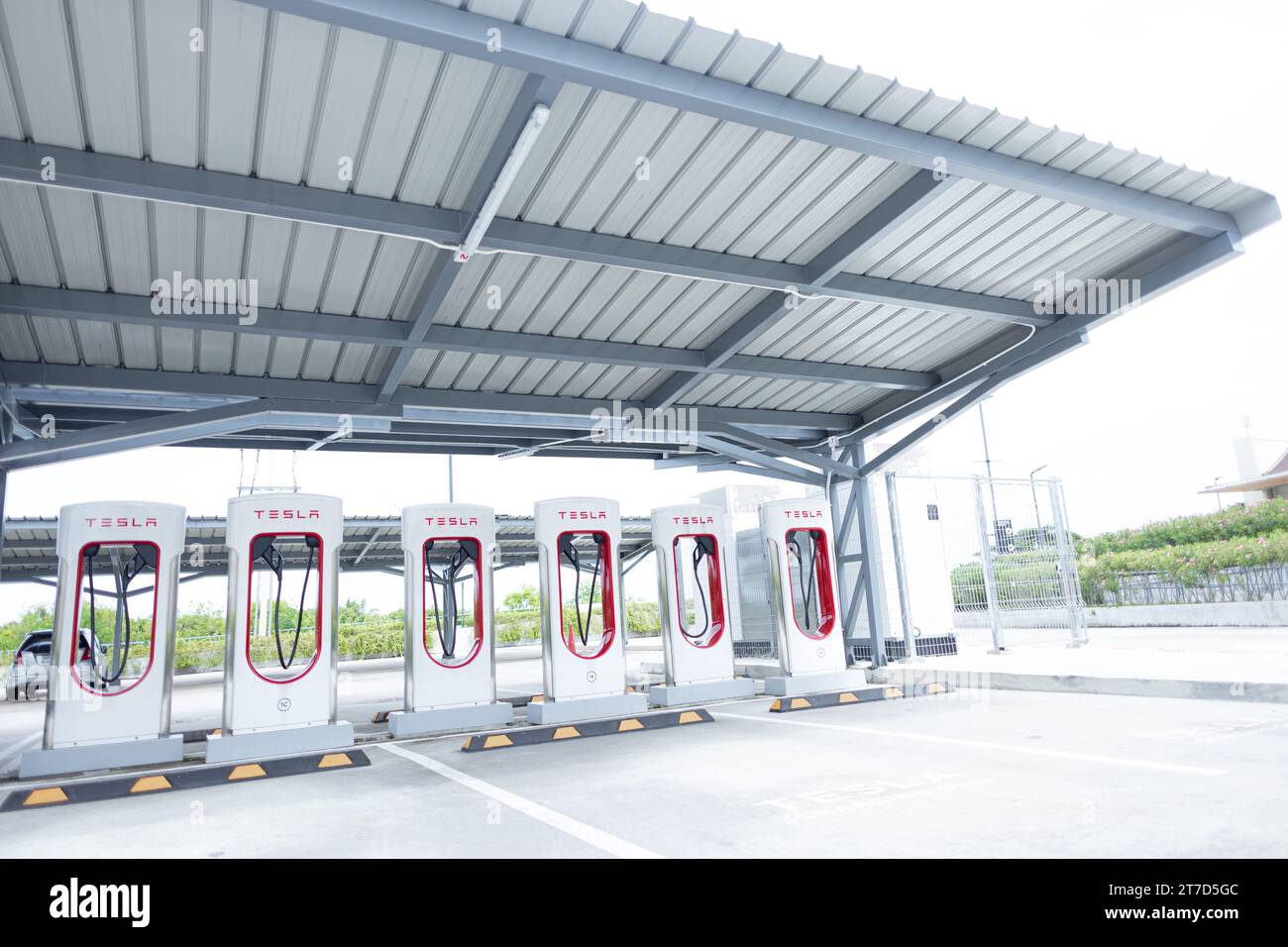 Tesla Supercharger 250 kW Dockingstation für Hochgeschwindigkeitsfahrzeuge der Marke tesla EV Car Charge Open Service in Bangkok, THAILAND, 09. November 2023. Stockfoto