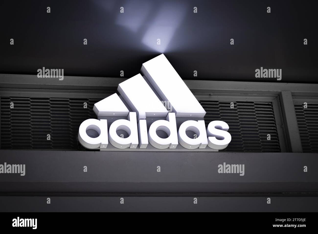 Adidas Logo der Marke Adidas im adidas Store Sport Mode Bekleidung und Accessoires. Adidas deutsche Unternehmen macht erstmals Sportsport. 9. November 2023, Bangkok Stockfoto