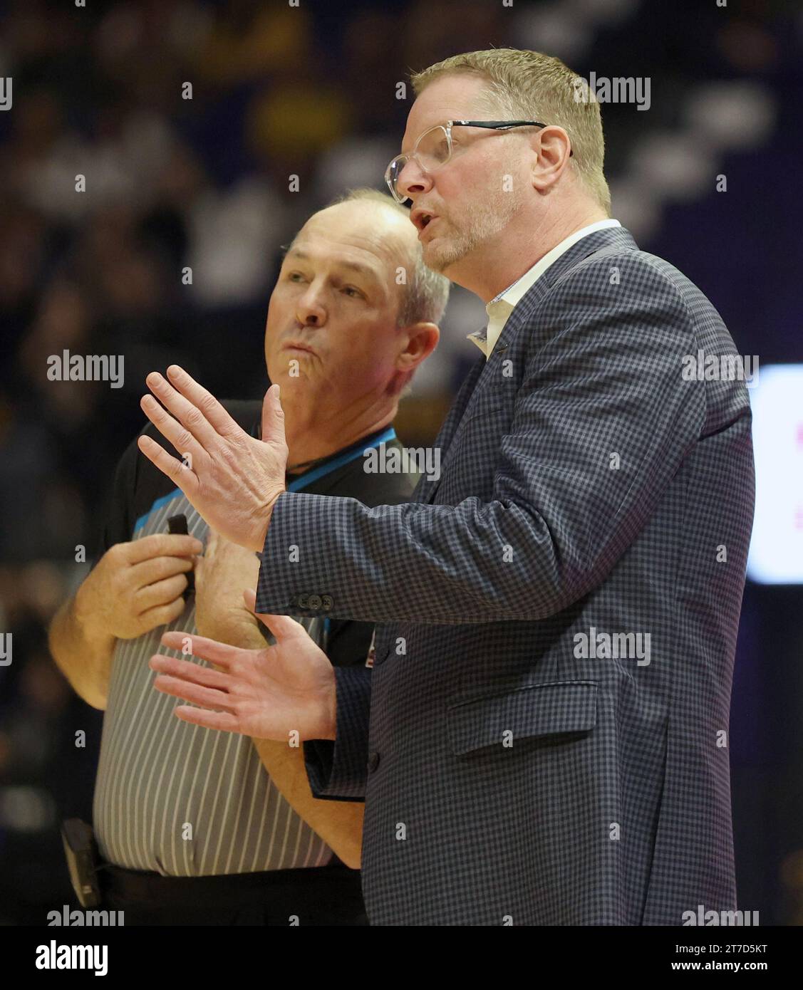 Baton Rouge, USA. November 2023. Todd Starkey, Cheftrainer von Kent State Golden Flashes, spricht mit dem Schiedsrichter während eines Basketballspiels im Pete Maravich Assembly Center in Baton Rouge, Louisiana am Dienstag, den 14. November 2023. (Foto: Peter G. Forest/SIPA USA) Credit: SIPA USA/Alamy Live News Stockfoto