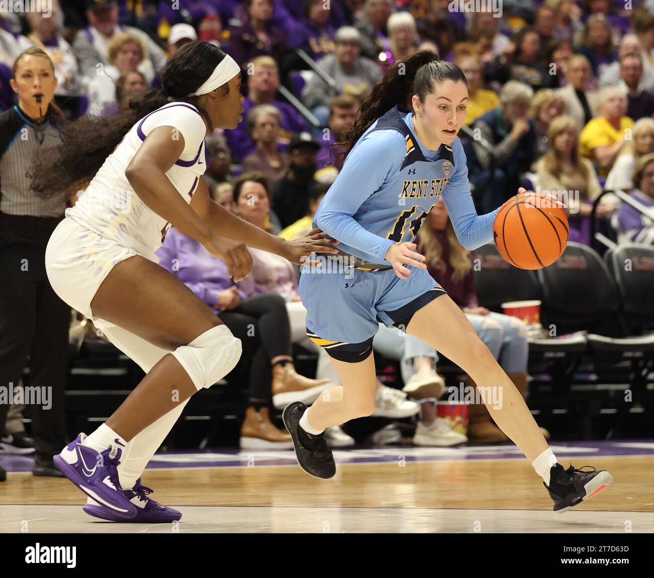 Baton Rouge, USA. November 2023. Kent State Golden Flashes Wächter Katie Shumate (14) versucht am Dienstag, den 14. November 2023, während eines Basketballspiels im Pete Maravich Assembly Center in Baton Rouge, Louisiana, an der LSU Lady Tigers-Wächterin Aneesah Morrow (24) vorbeizufahren. (Foto: Peter G. Forest/SIPA USA) Credit: SIPA USA/Alamy Live News Stockfoto