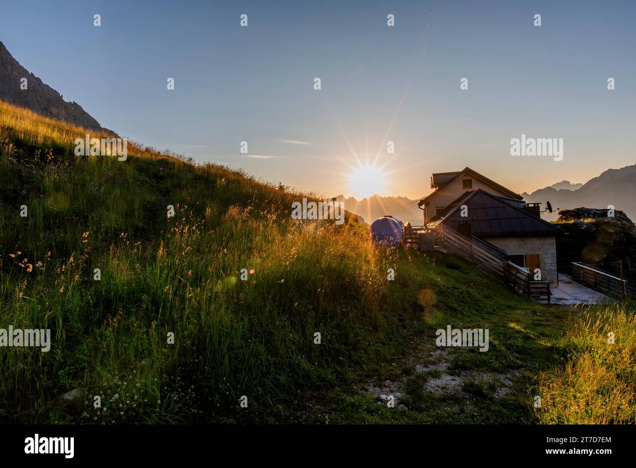 Sonnenaufgang zwischen den Gipfeln der Belluno Alpen mit Weidewiesen Sonnenaufgang auf den Belluno Dolomiten in Gossaldo Belluno Veneto Italien Europa Stockfoto