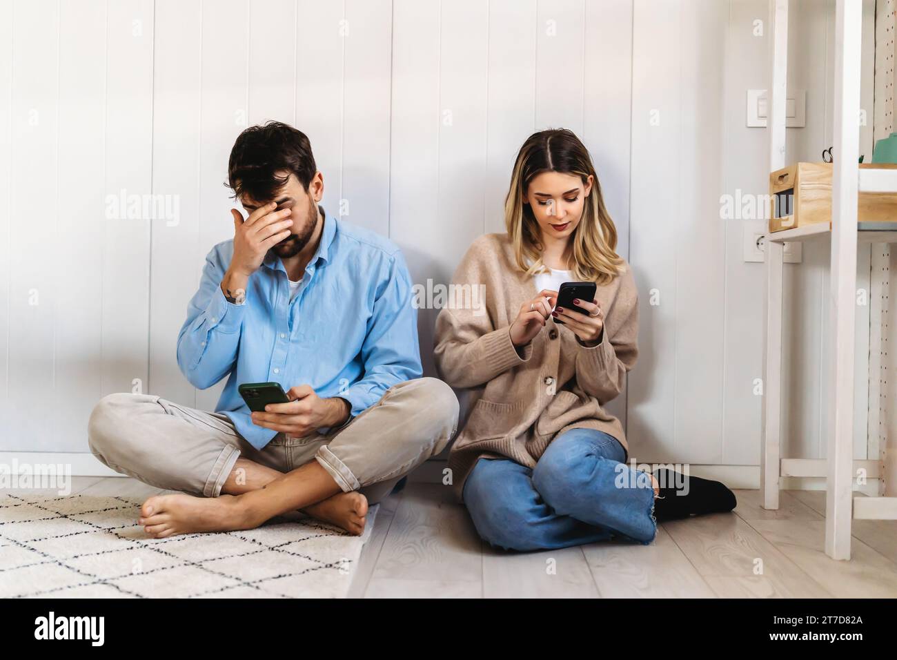 Gadget-sucht und Beziehungsprobleme. Ein Paar mit Smartphones, die sich gegenseitig ignorieren Stockfoto