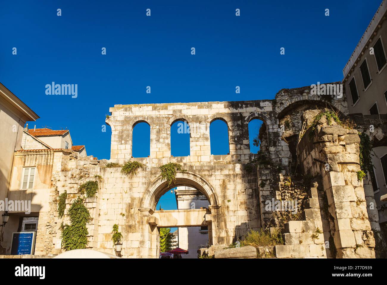 Der Diokletianspalast ist ein antiker Palast, der von dem römischen Kaiser Diokletian um die Wende zum vierten Jahrhundert n. Chr. erbaut wurde und heute das Zentrum der Stadt bildet Stockfoto