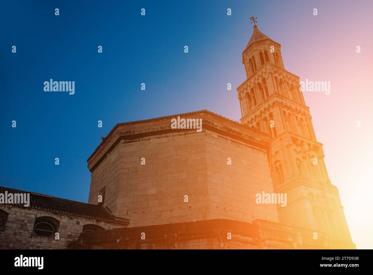 Der Diokletianspalast ist ein antiker Palast, der von dem römischen Kaiser Diokletian um die Wende zum vierten Jahrhundert n. Chr. erbaut wurde und heute das Zentrum der Stadt bildet Stockfoto