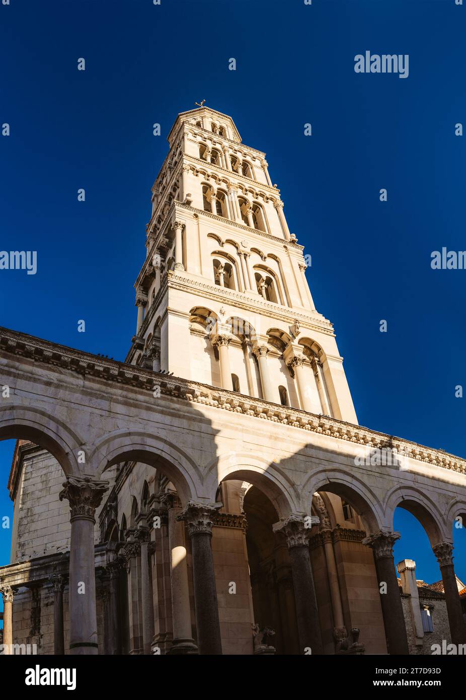 Der Diokletianspalast ist ein antiker Palast, der von dem römischen Kaiser Diokletian um die Wende zum vierten Jahrhundert n. Chr. erbaut wurde und heute das Zentrum der Stadt bildet Stockfoto