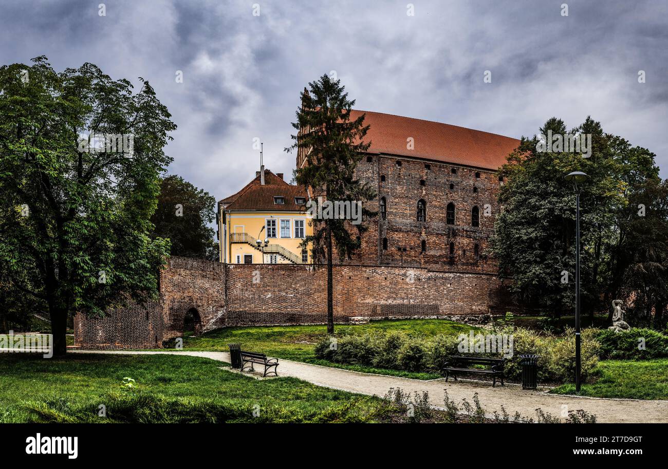 Die Burg Ordensburg wurde vom Deutschen Orden in Olsztyn erbaut. Olsztyn (Allenstein, Holstin) ist eine Stadt am Fluss Lyna im Nordosten Polens. Olsztyn ist die Hauptstadt der Stadt Stockfoto