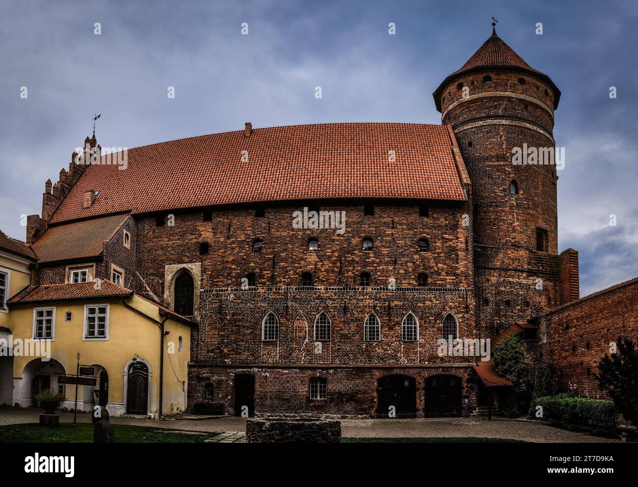 Die Burg Ordensburg wurde vom Deutschen Orden in Olsztyn erbaut. Olsztyn (Allenstein, Holstin) ist eine Stadt am Fluss Lyna im Nordosten Polens. Olsztyn ist die Hauptstadt der Stadt Stockfoto