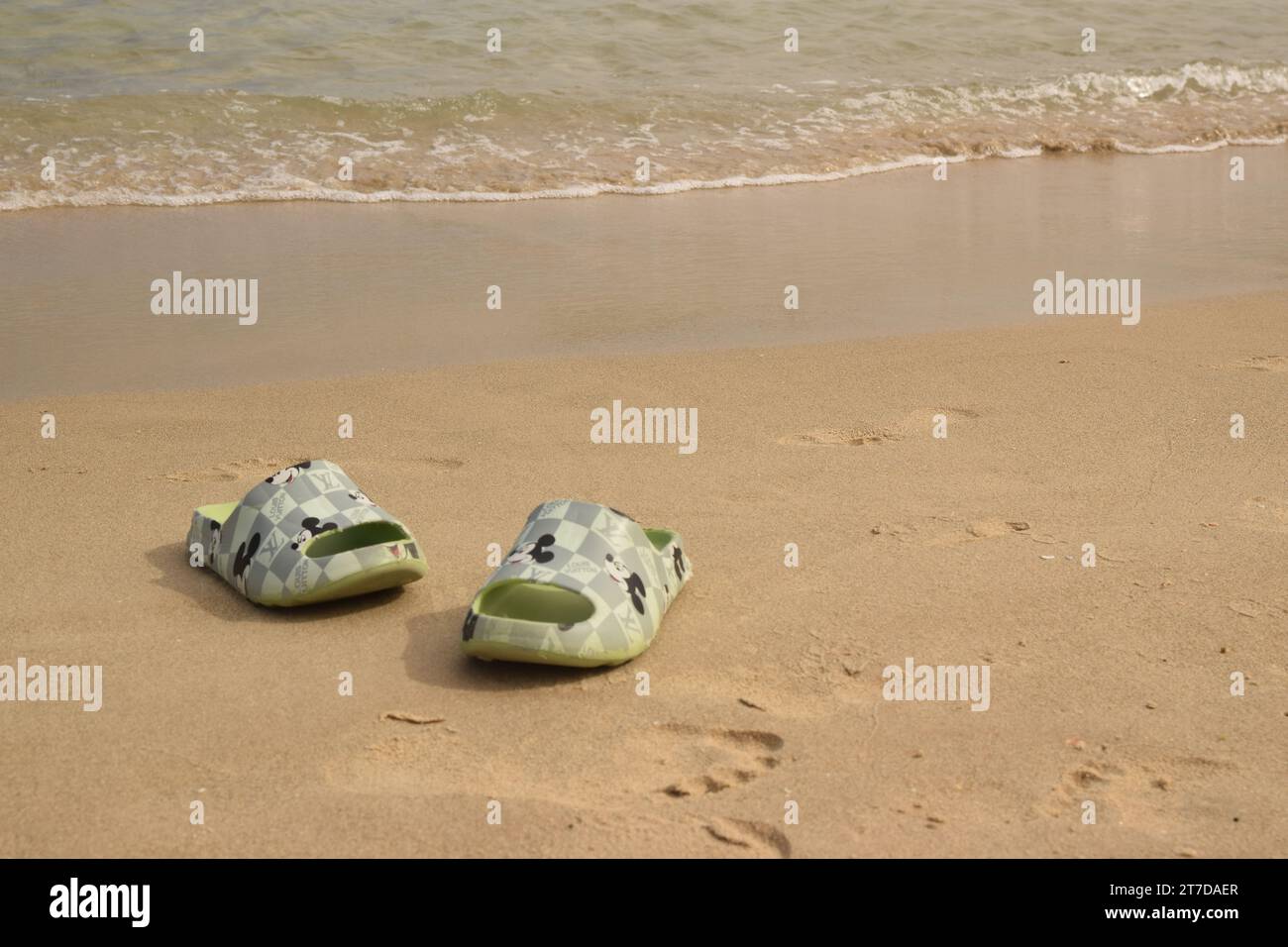 20. Juni 2023 Netanya Israel, Strand Sand und Meerwasser, Hausschuhe Stockfoto