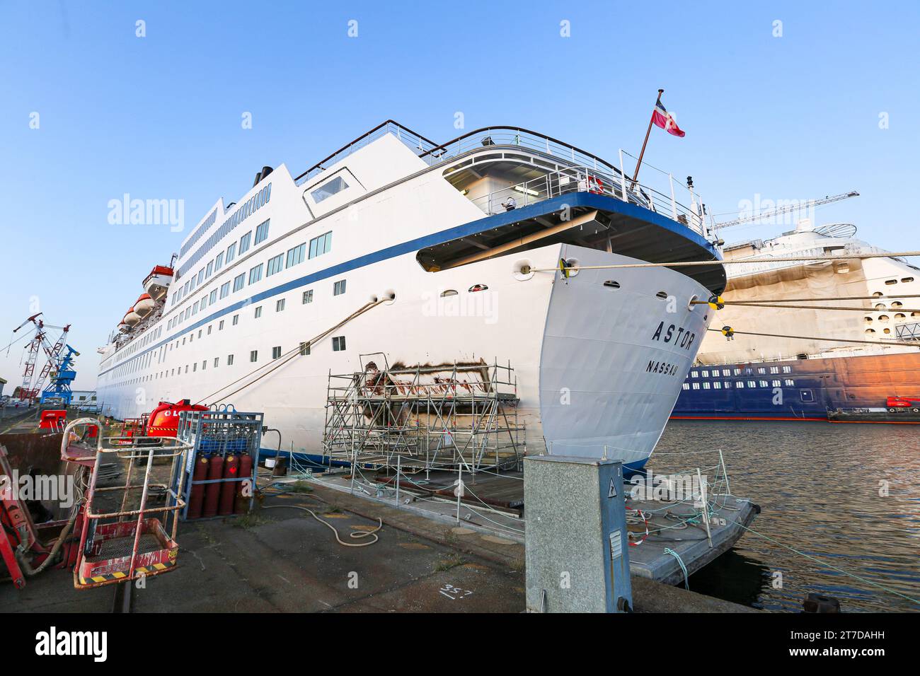 Schwimmendes Gerüst zur Reparatur großer Risse im beschädigten Rumpf des Kreuzfahrtschiffs MS Astor im Hafen von St. Nazaire nach einem Unfall in Nantes, Shipair Stockfoto