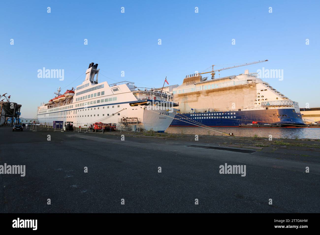 Das riesige, brandneue Kreuzfahrtschiff Celebrity Apex vs. Das kleine
