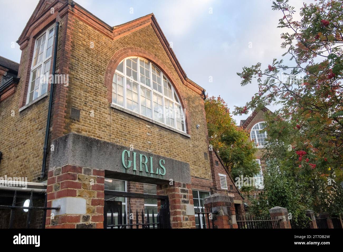 Stroud Green Primary School - der Eingang hieß Girls, Finsbury Park, London Stockfoto