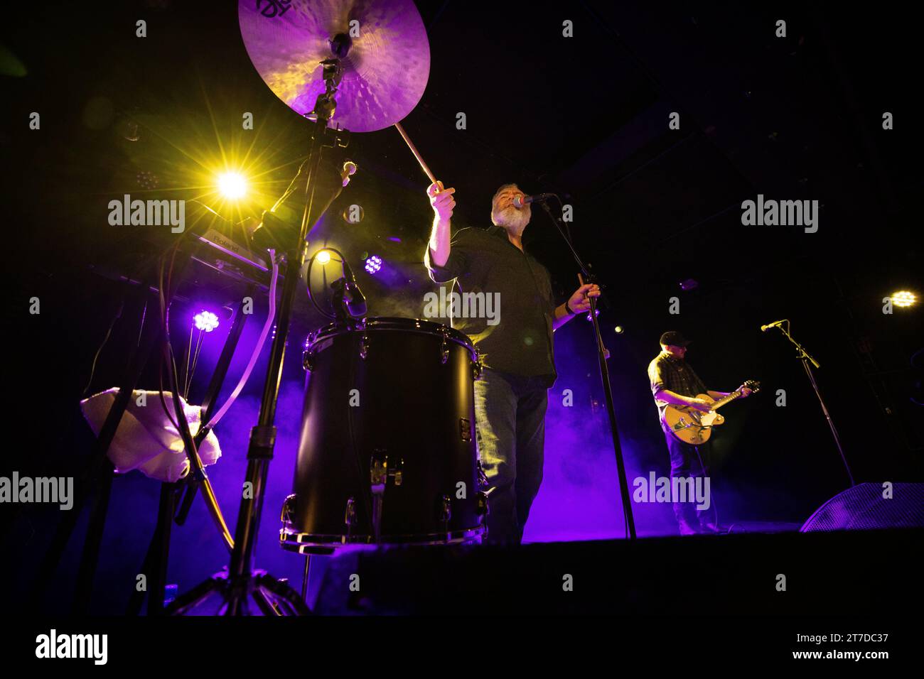 Oslo, Norwegen. November 2023. Die schottische Indie-Rock-Band Arab Strap gibt ein Live-Konzert im John Dee in Oslo. Hier wird der Sänger und Musiker Aidan Moffat live auf der Bühne gesehen. (Foto: Gonzales Photo/Alamy Live News Stockfoto