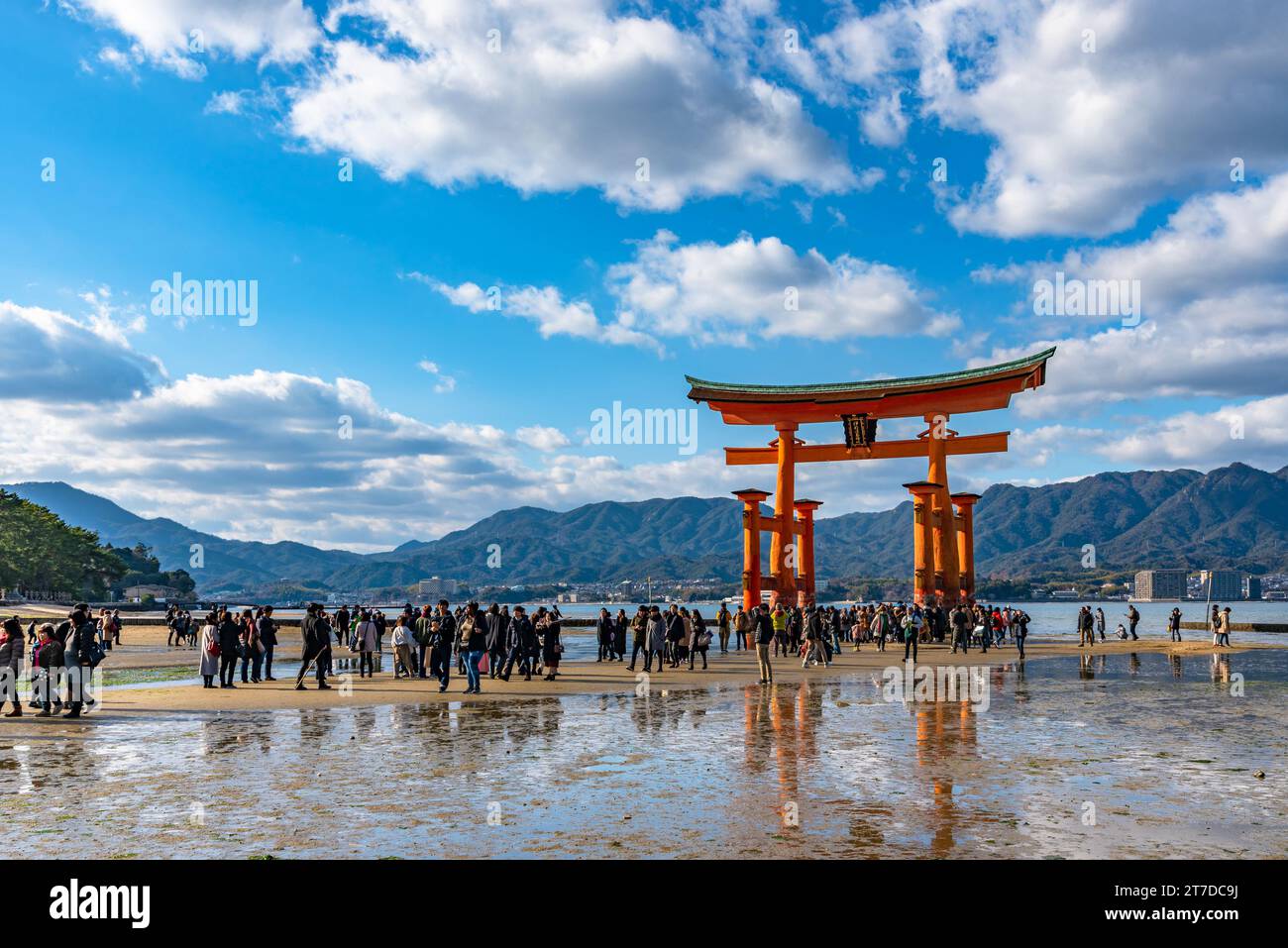 Schwimmende orange rote Riesen Grand O-Torii Gate steht am Strand der ...