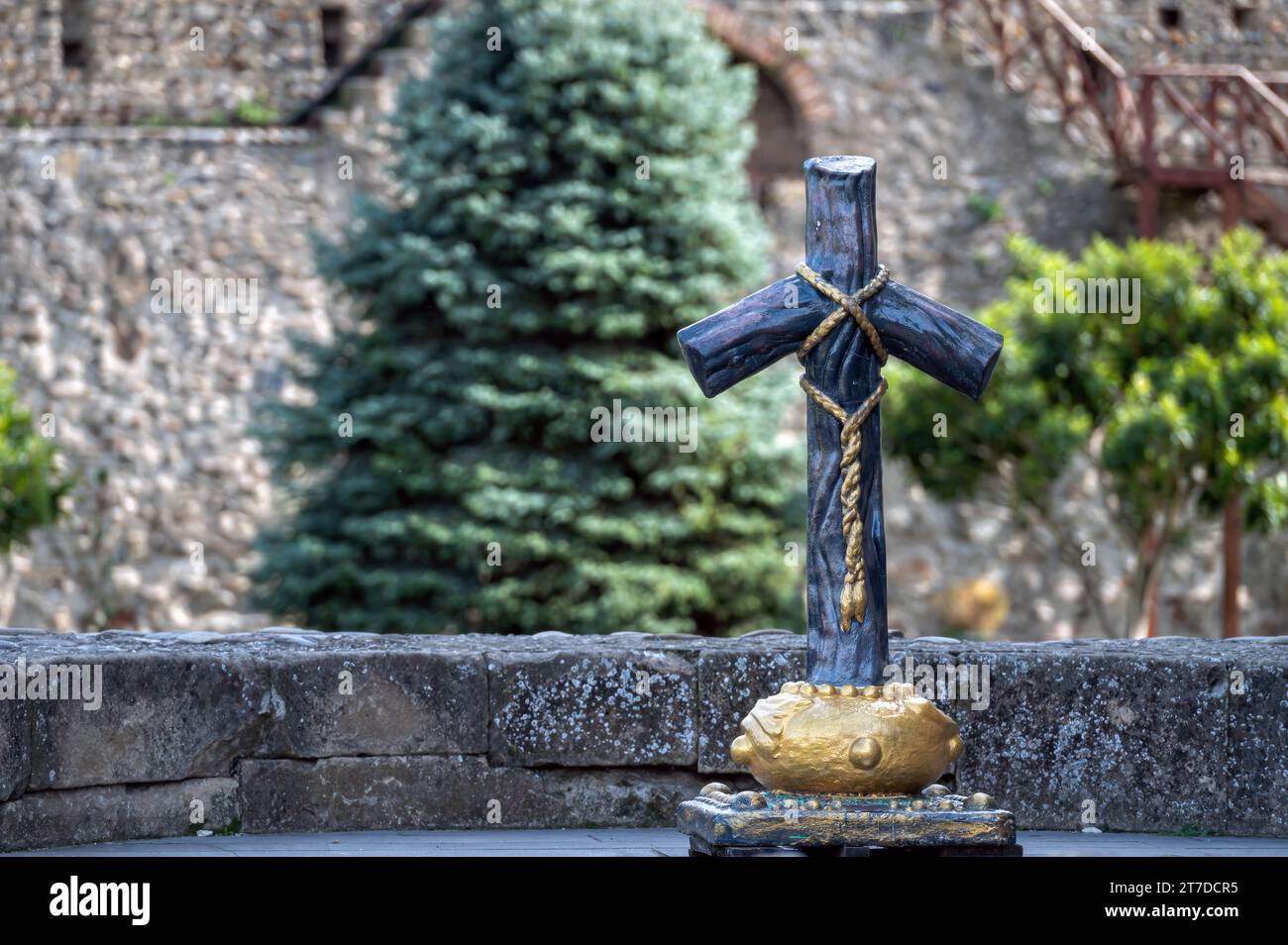 Das Steinkreuz Auf Dem Friedhof Der Svetitskhoveli-Kathedrale. Mzcheta, Georgien Stockfoto
