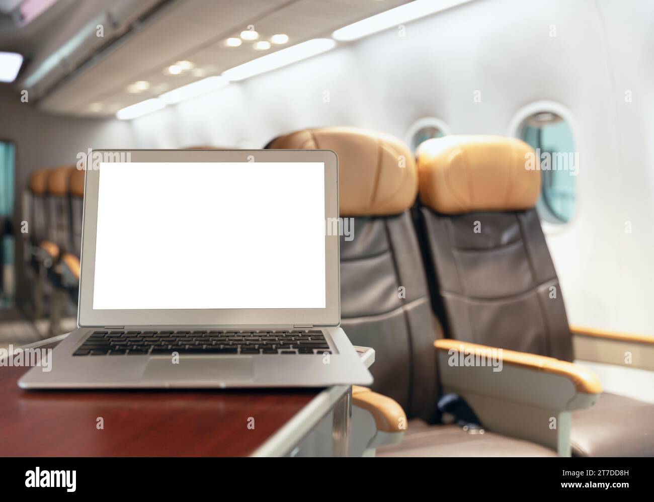 Leerer Laptop-Bildschirm in der Luxus-Passagierkabine Business Economy Class Hintergrund für Verkehrstechnologie Grafik Design Element. Stockfoto