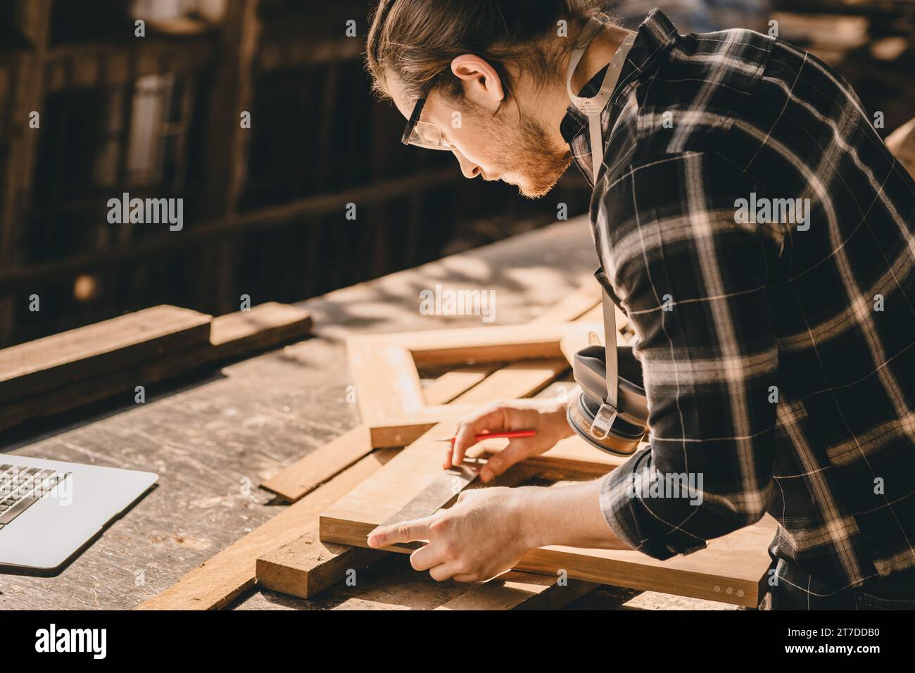 Tischlermann, der Holzmöbel in Holzwerkstatt herstellt, professionelle hochqualifizierte echte, authentische, handgefertigte Arbeiter. Stockfoto