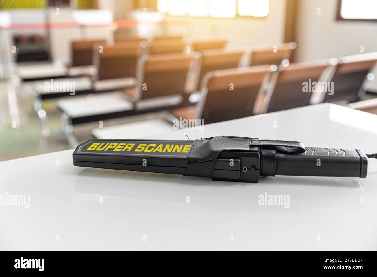 Nahaufnahme Metalldetektor Waffe Bombenscanner Werkzeug für die Sicherheitsanwendung am Flughafen oder öffentlichen Sicherheitsbereich Stockfoto