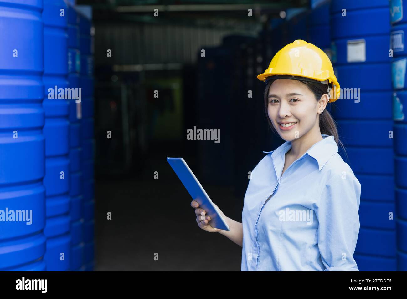 Porträt glücklicher Wasserqualitätskontrolleur Inspektor, der Wassertanks Lebensmittelindustrie Fabrik auf saubere und gesunde Produktstandards prüft. Stockfoto