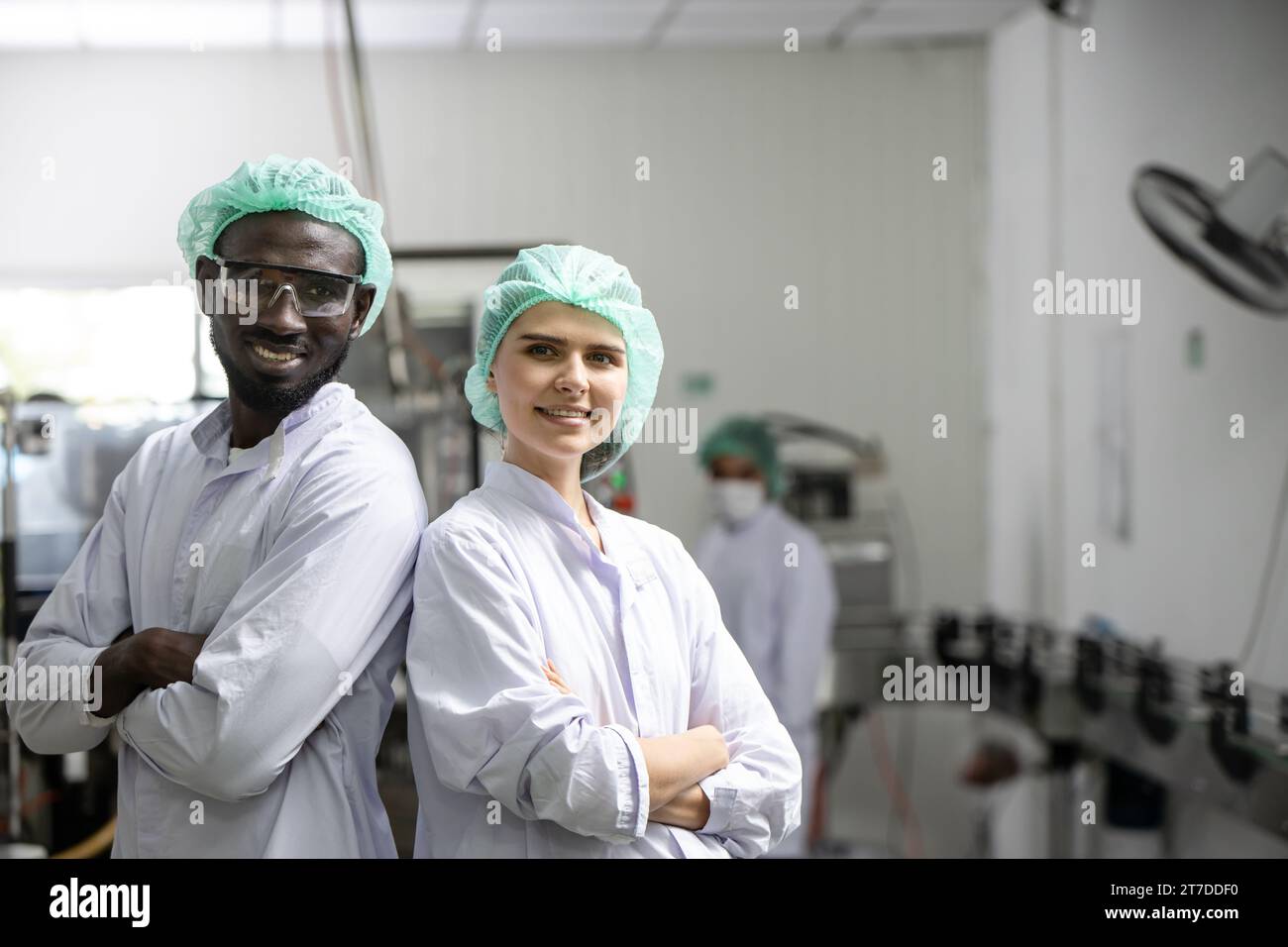 Glücklicher Hygienearbeiter in der Lebensmittelindustrie stehend Smile Porträt kombiniert Rassenmann und Frau kaukasier und schwarzafrikaner professionelle Teamarbeit. Stockfoto