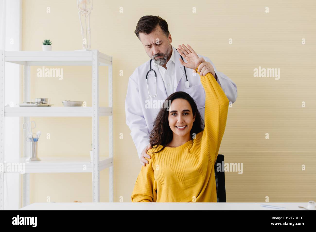 Glückliche Frau Arzttermin überprüft Schulter nach Schmerzbehandlung zurück zu gesund arbeiten gut Stockfoto