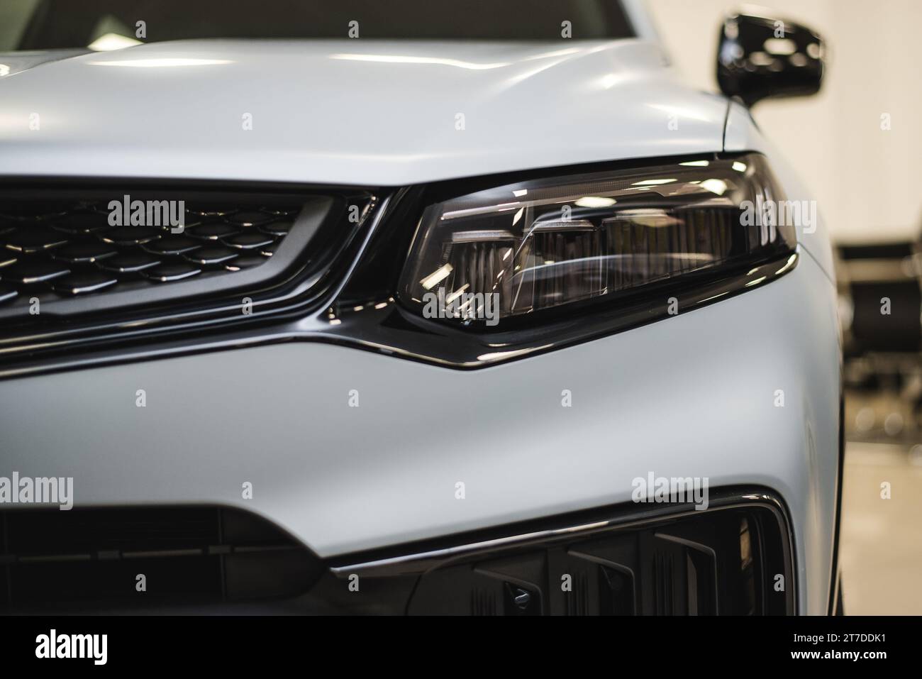 Modernes Auto in grauem mattem Vinyl gewickelt. Hochwertige Fotos Stockfoto