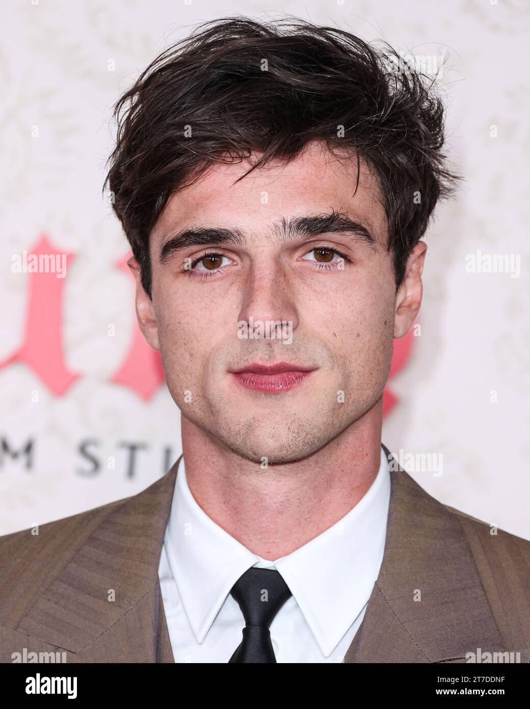 Los Angeles, Usa. November 2023. LOS ANGELES, KALIFORNIEN, USA – 14. NOVEMBER: Der australische Schauspieler Jacob Elordi Traying Givenchy kommt am 14. November 2023 zur Premiere von Amazon MGM Studios 'Saltburn' im Theatre at Ace Hotel in Los Angeles, Kalifornien, USA. (Foto: Xavier Collin/Image Press Agency) Credit: Image Press Agency/Alamy Live News Stockfoto