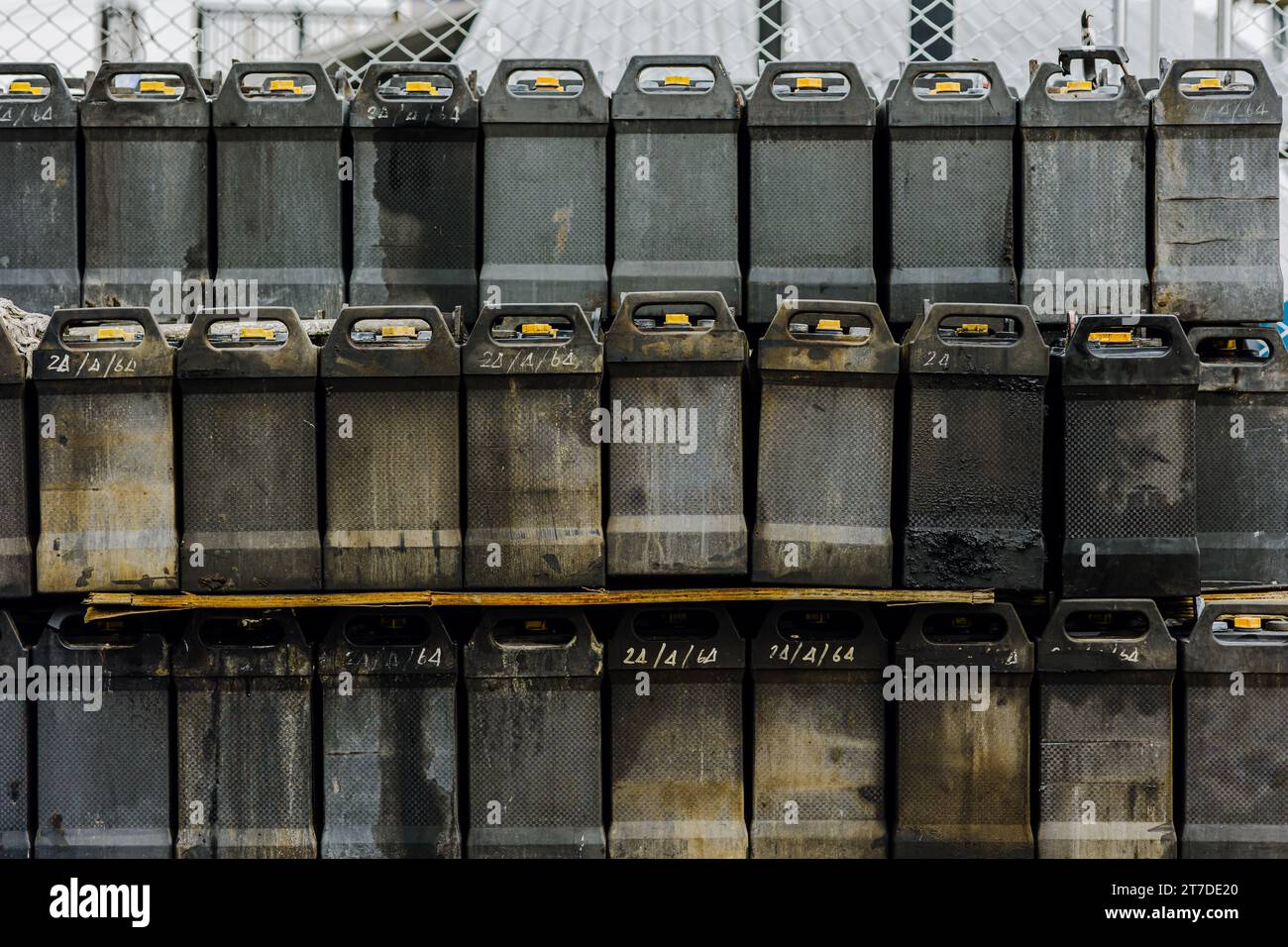 Batterieabfall. Haufen alter gebrauchter EV-Autobatterien giftiger Chemikalienabfall Blei Leckage Aufprall Natur nicht recycelt. Stockfoto