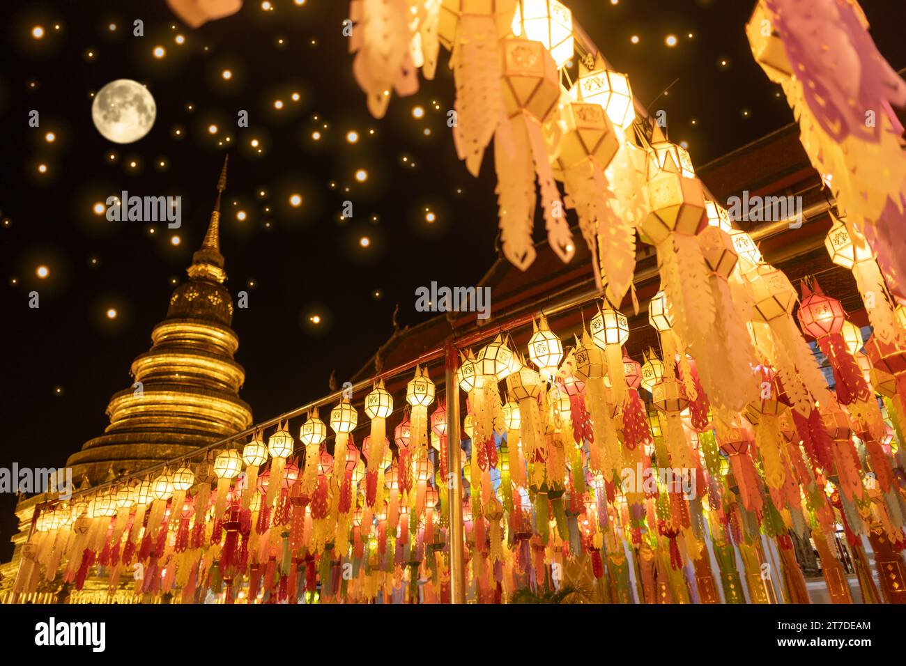 Laternen Festival in Lamphun Menschen hängen farbenfrohe Laternen im Wat Phra That Hariphunchai Tempel Vollmond Stockfoto