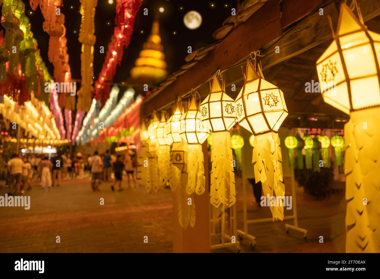 Laternen Festival in Lamphun Menschen hängen farbenfrohe Laternen im Wat Phra That Hariphunchai Tempel Vollmond Stockfoto