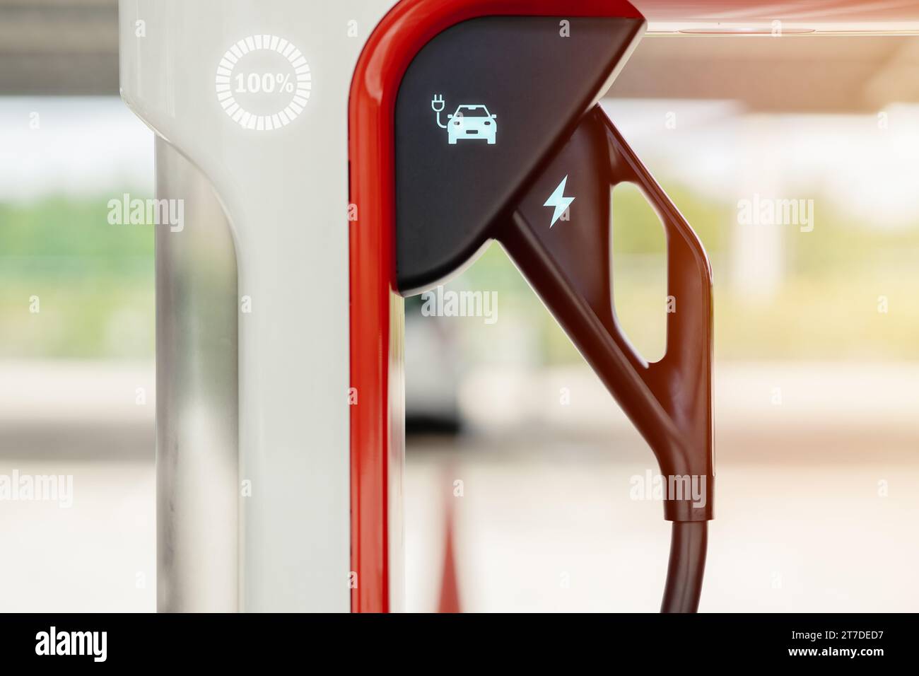 Ladestation für Elektrofahrzeuge auf dem Parkplatz, neue Technologie für Fahrzeuge mit umweltfreundlicher Energie und emissionsfreier Energie. Stockfoto